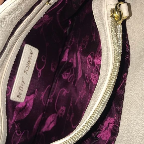 BETSEY JOHNSON White crossbody with studded black bow studded black handle strap - Picture 3 of 6